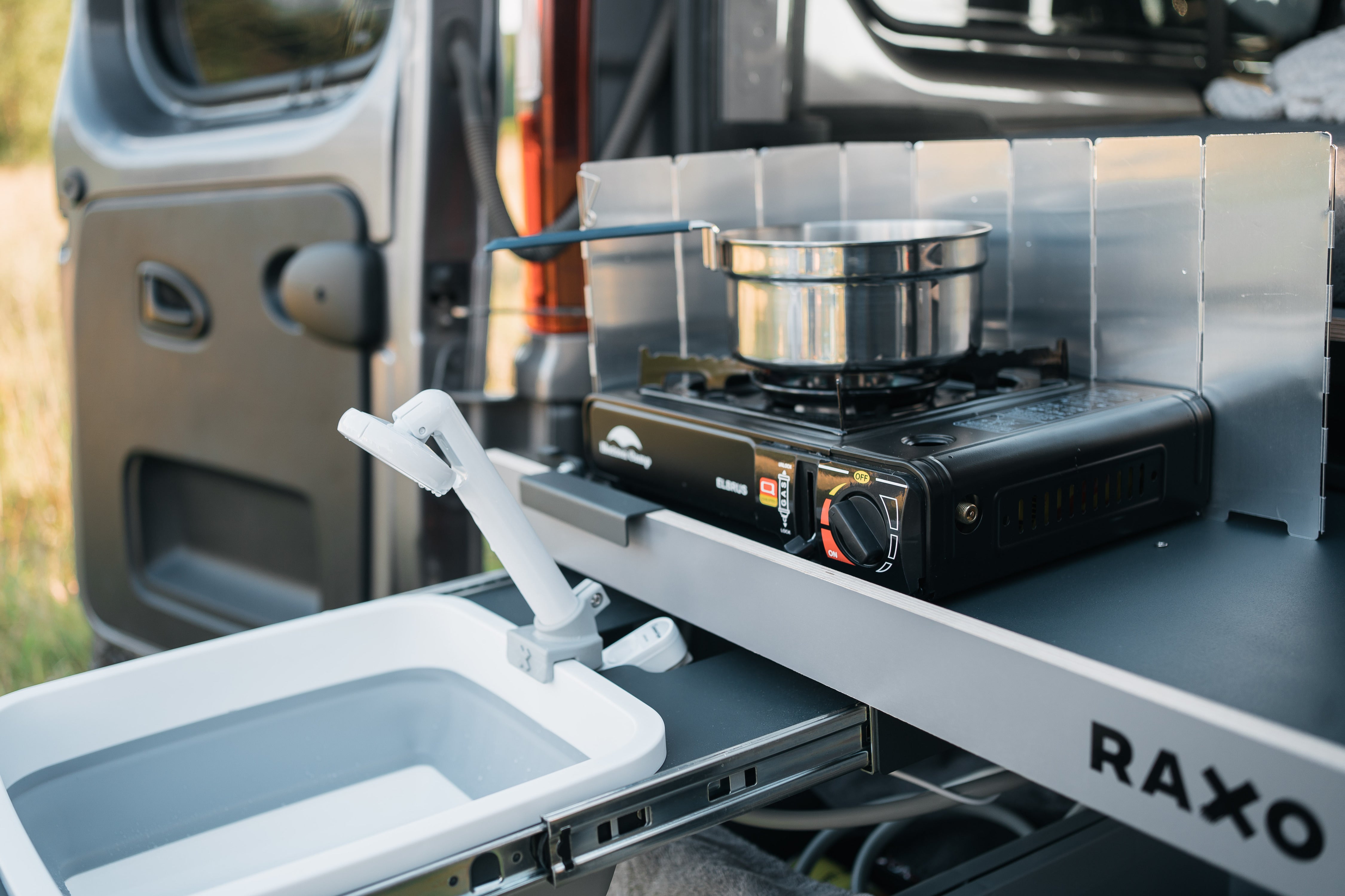 RAXO Base Campervan Module - Förvandla din bil till en bekväm och funktionell husbil