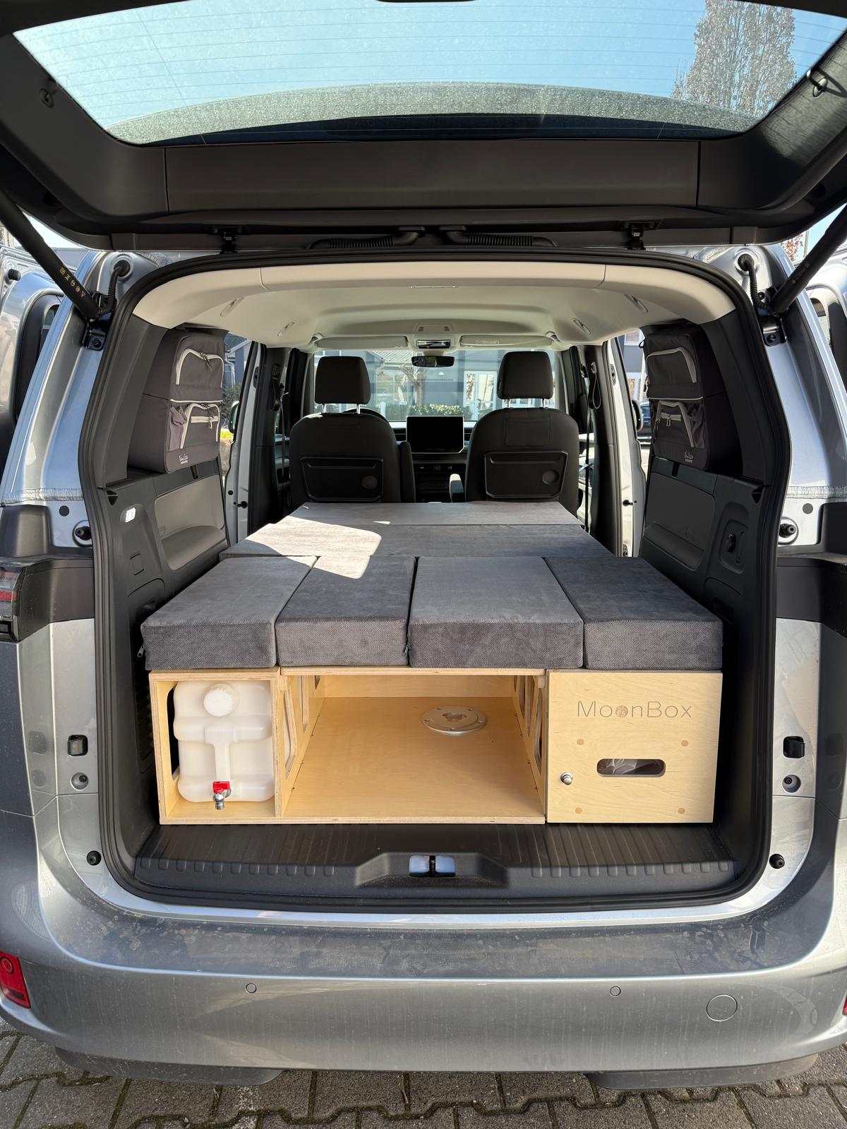 MOONBOX 115 Modify – Campervan-Modul mit Sitzgruppe