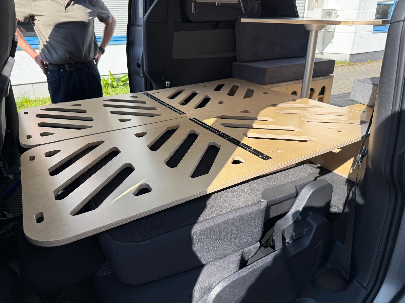 MOONBOX 115 Modify – Campervan-Modul mit Sitzgruppe