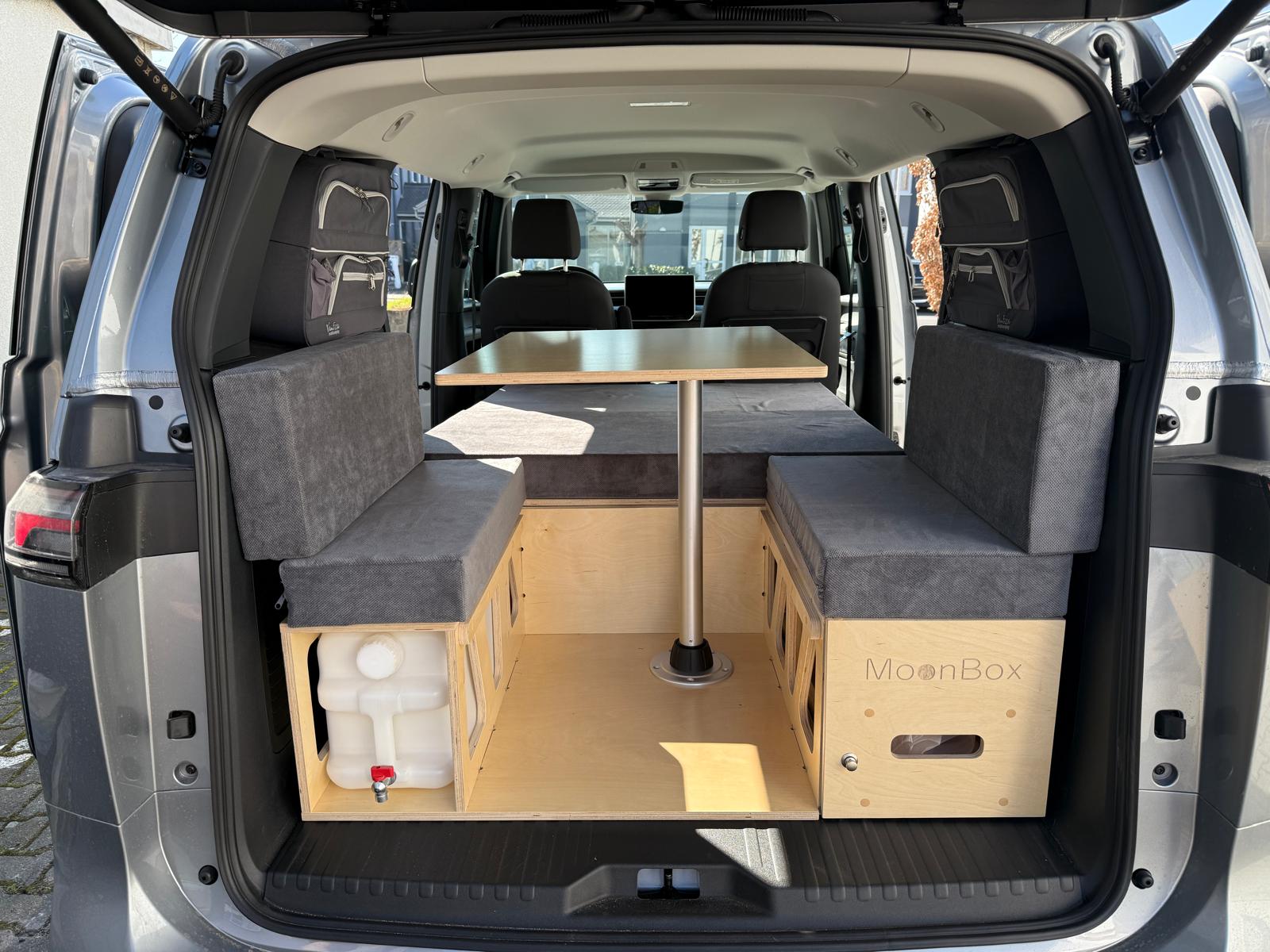 MOONBOX 115 Modify – Campervan-Modul mit Sitzgruppe