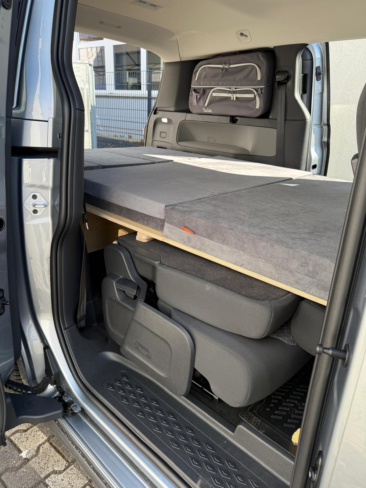MOONBOX 115 Modify – Campervan-Modul mit Sitzgruppe