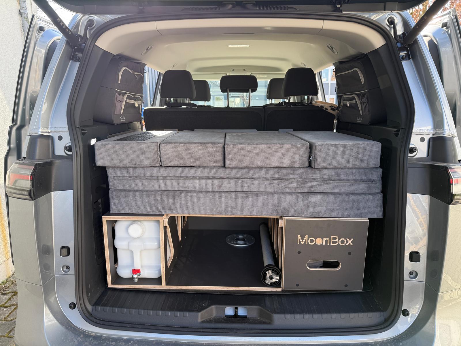 MOONBOX 115 Modify – Campervan-Modul mit Sitzgruppe