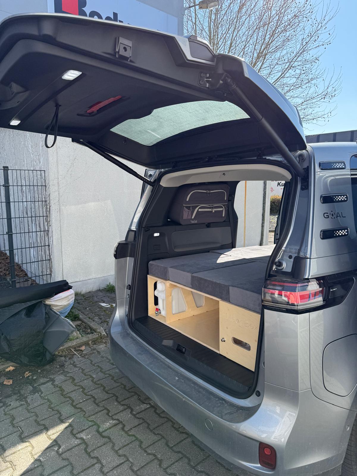 MOONBOX 115 Modify – Campervan-Modul mit Sitzgruppe