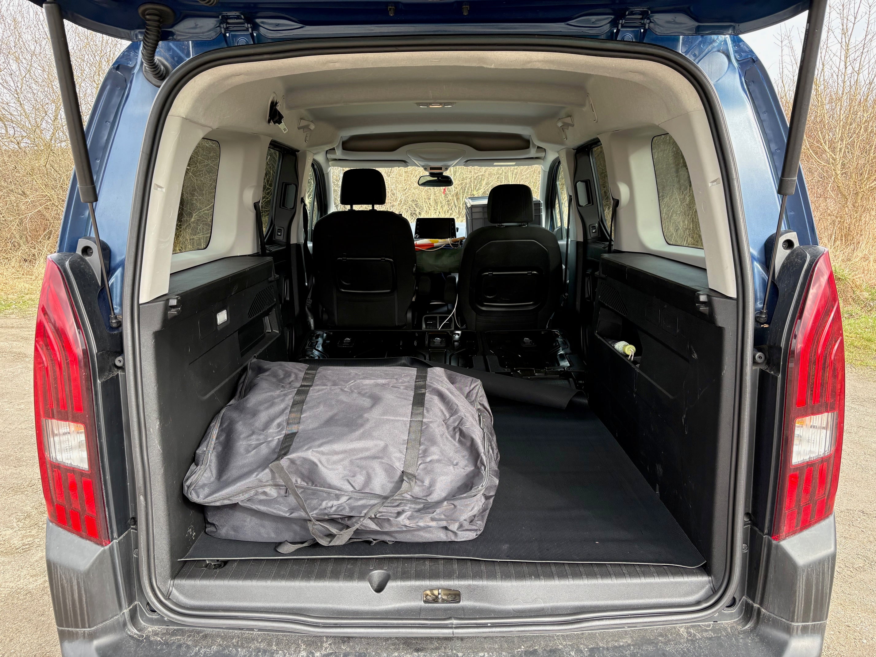 CampBoxi Unifit – Flexibles und verstellbares Bettgestell für Ihr Alltagsauto