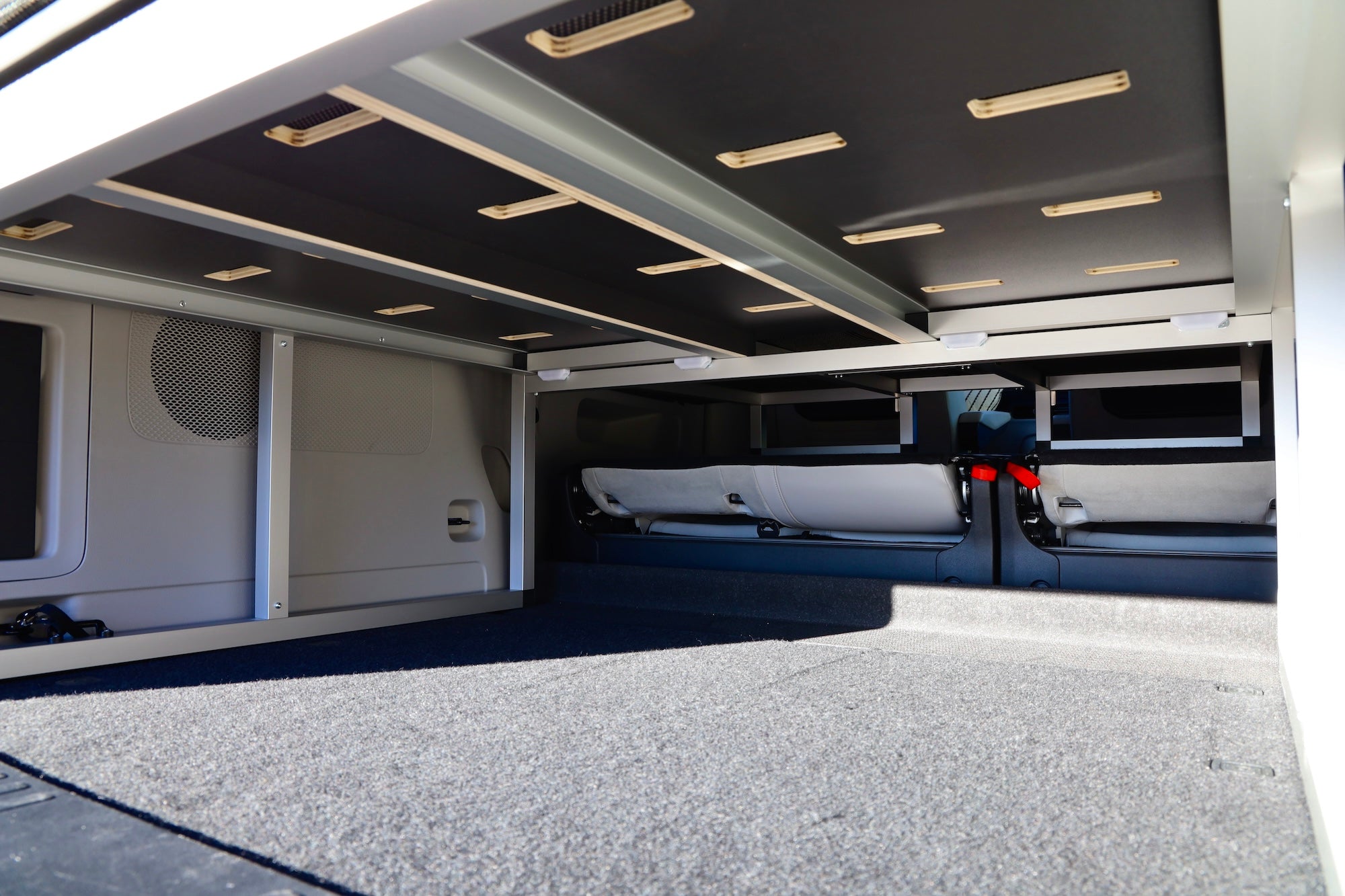 FLIP Adventure Bed - Campervan modul med massere af opbevaringsplads