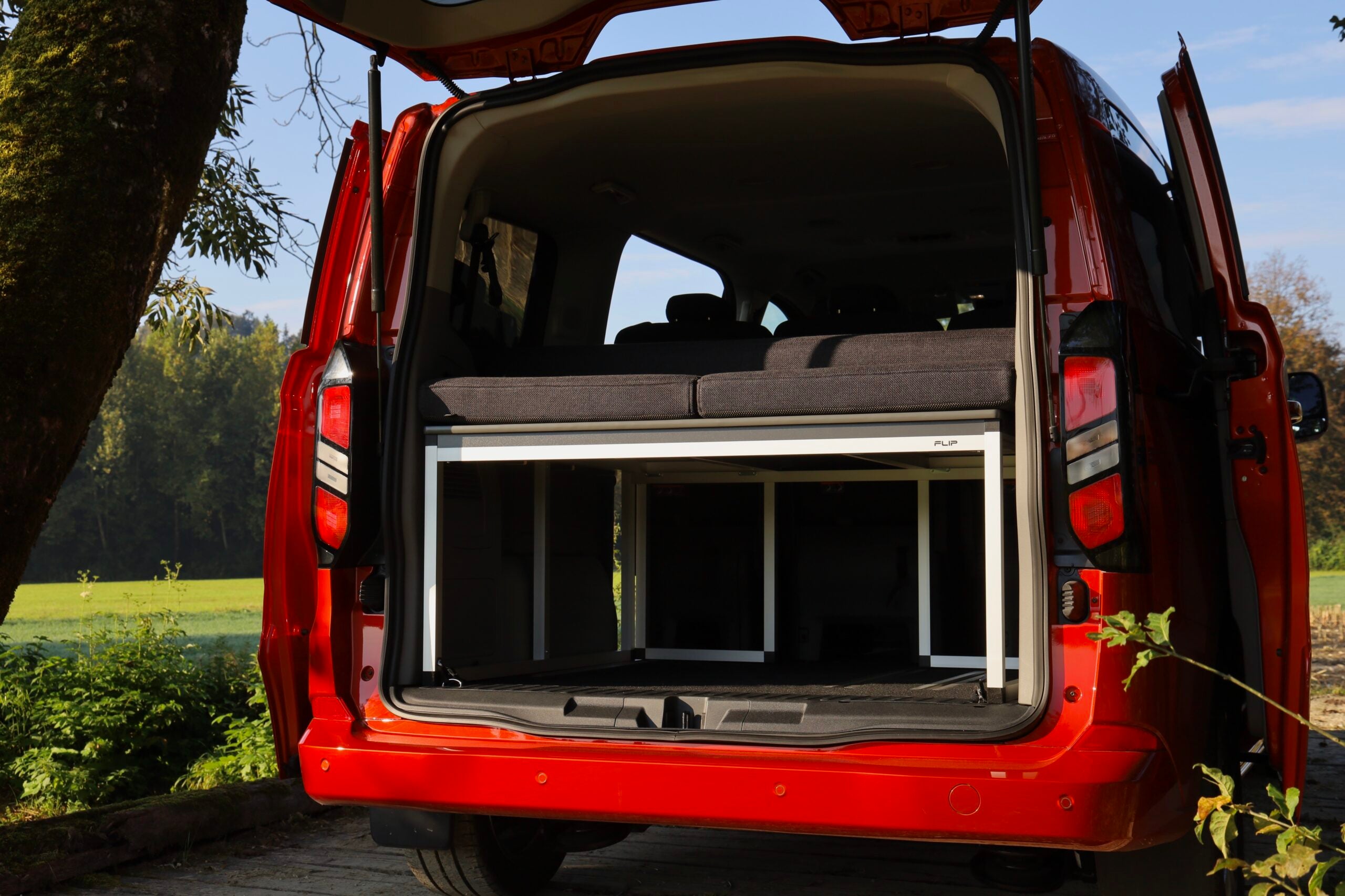 FLIP Adventure Bed - Campervan modul med massere af opbevaringsplads