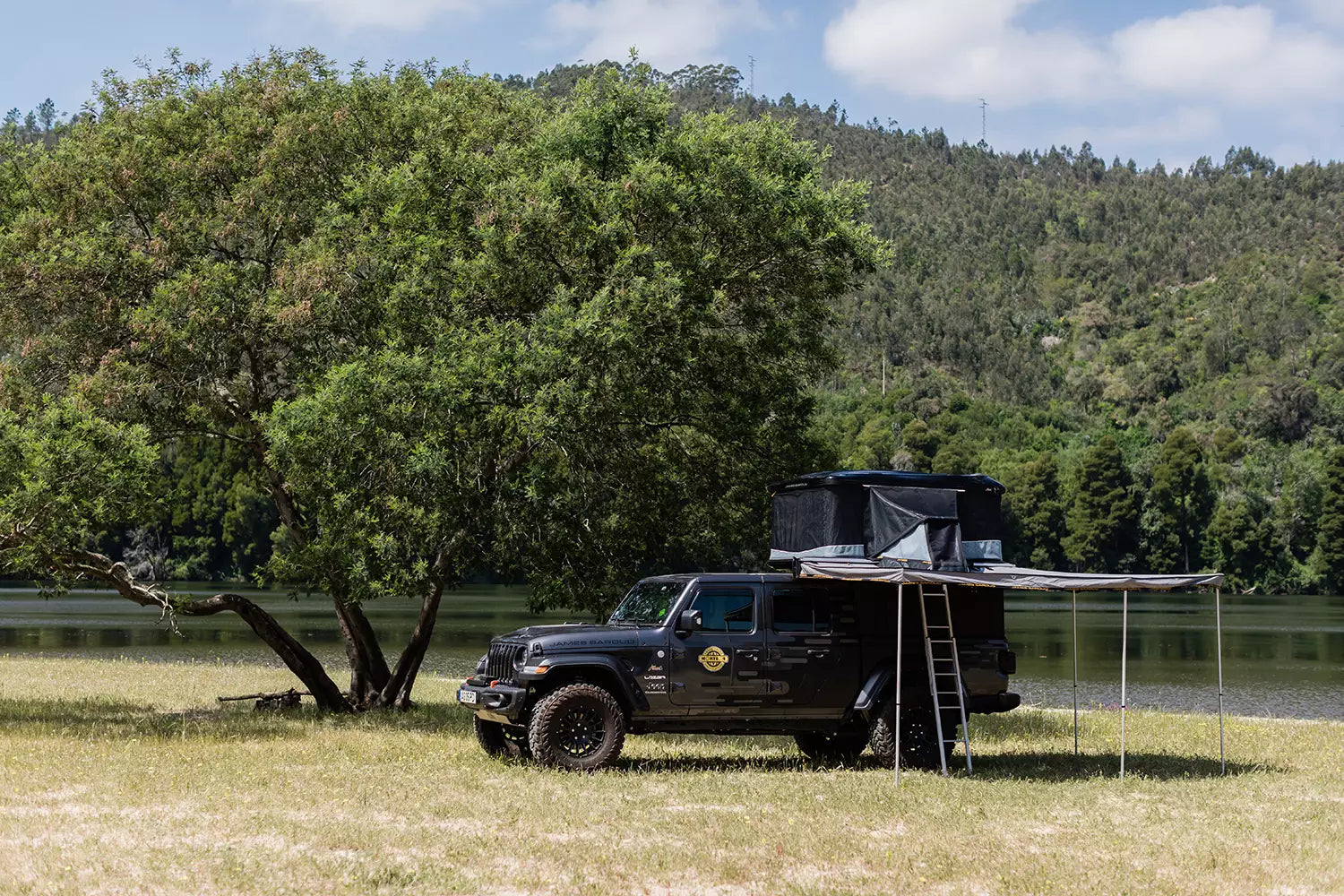 Frontier tunnel - Tunnel to James baroud roof tents 